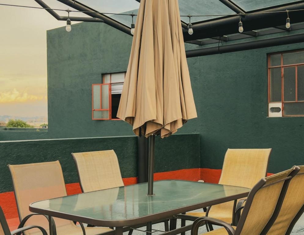 Postcard Loft View of Volcanoes, Just Steps from Zócalo - 3
