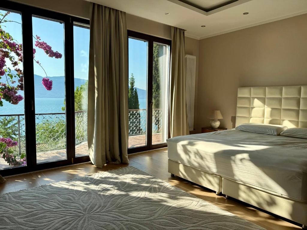 Exclusive private villa with panoramic lake view and pool use - 2