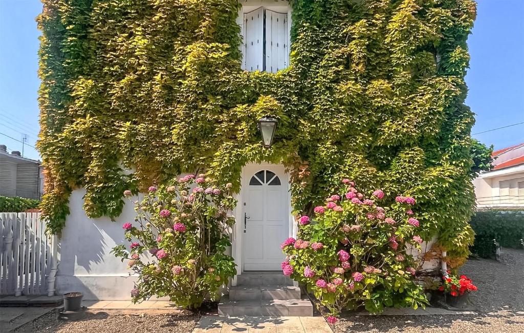 4 Bedroom Cozy Home In Royan - 1