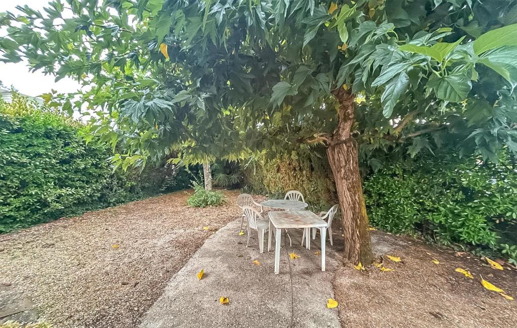 4 Bedroom Cozy Home In Royan - 2
