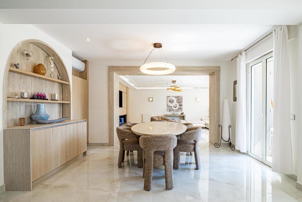 11 GRIMP - Villa with a swimming pool and tennis walk to beach - 2
