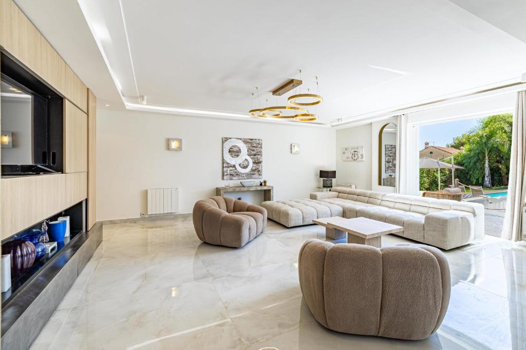 11 GRIMP - Villa with a swimming pool and tennis walk to beach - 4