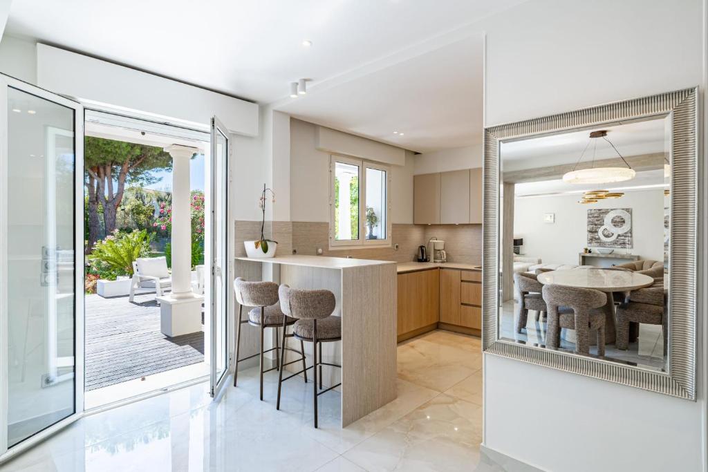 11 GRIMP - Villa with a swimming pool and tennis walk to beach - 5