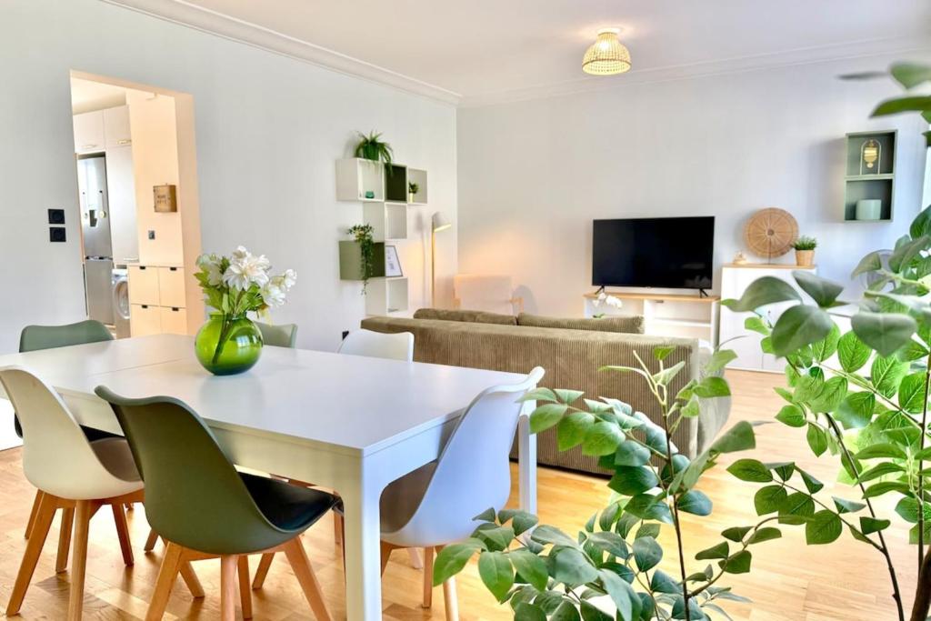 "L'Impressionniste" Spacious 2-Bedroom Apartment Orléans City Center - 5