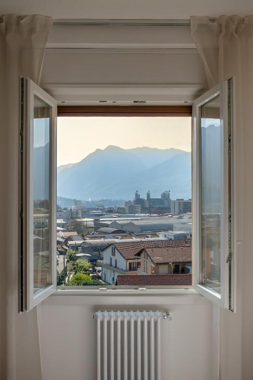 Lake Como 5' - Mountain View - 10' Station - Wifi, AC - 3