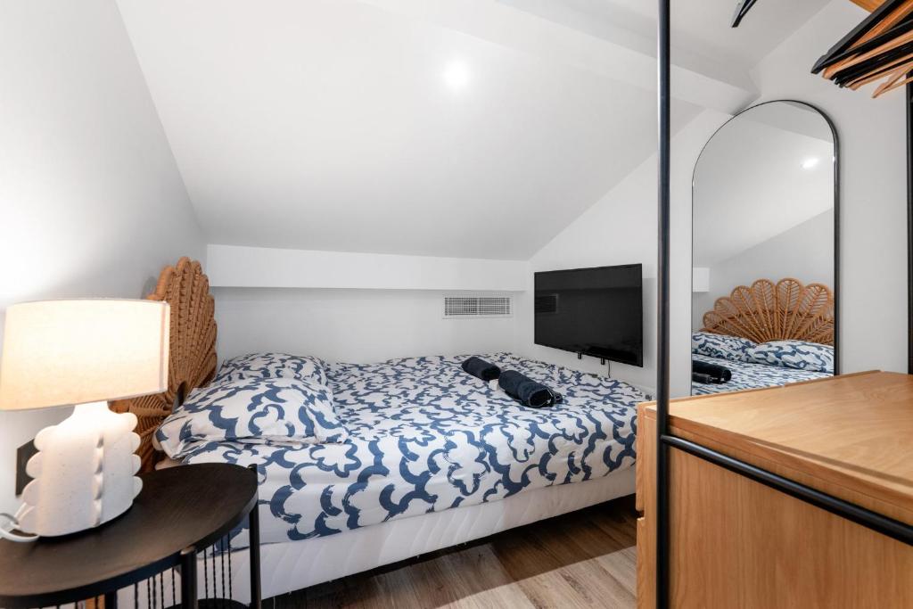 3BR Duplex w/ Balcony & A/C - Port of Nice | By Airnest - 5