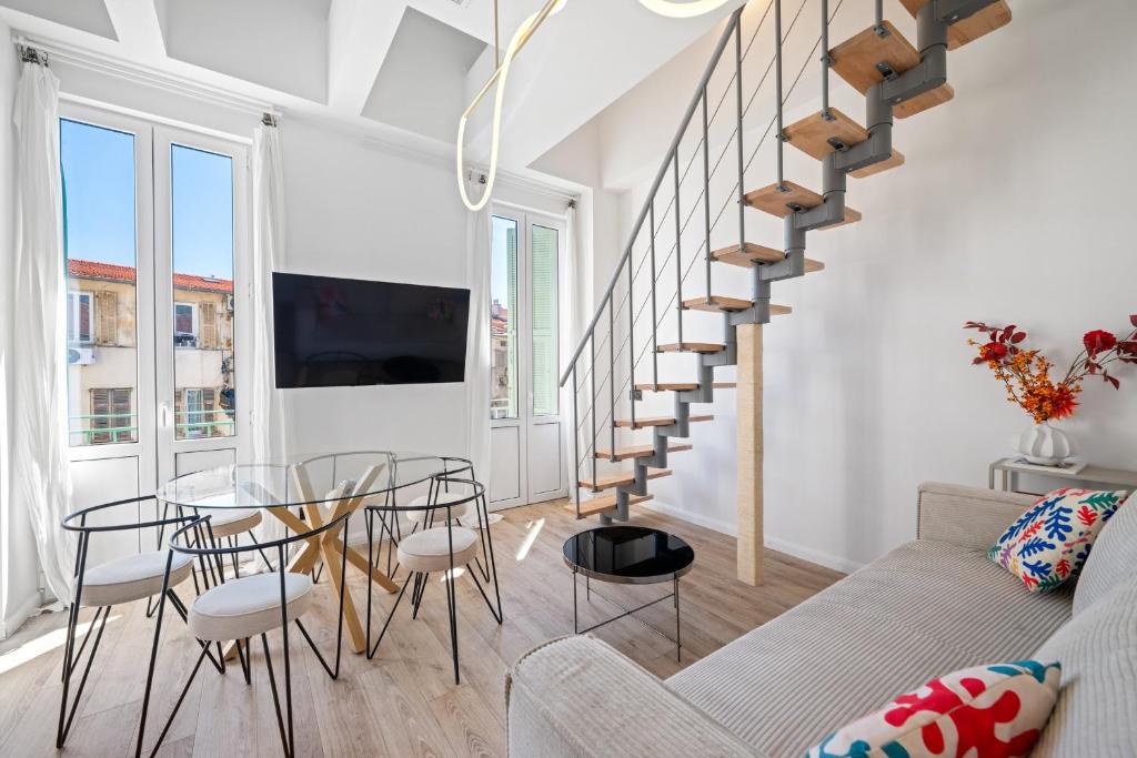 3BR Duplex w/ Balcony & A/C - Port of Nice | By Airnest - 1