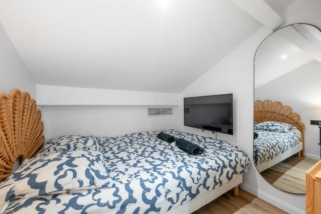 3BR Duplex w/ Balcony & A/C - Port of Nice | By Airnest - 4