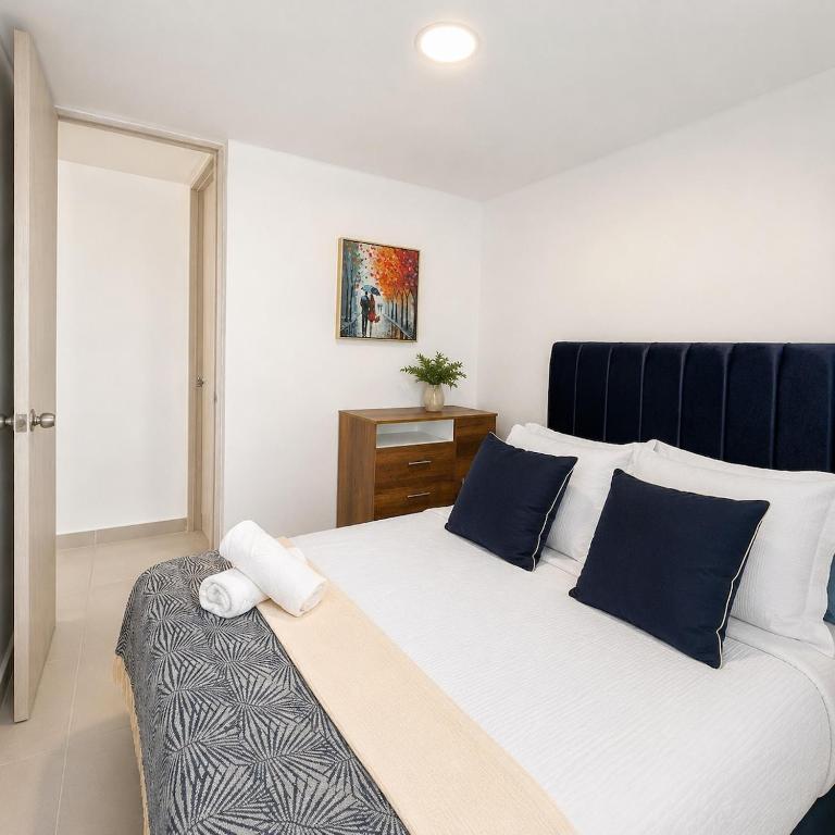Tropical Midnight, Sea Views & Pool, Wi-Fi - 5
