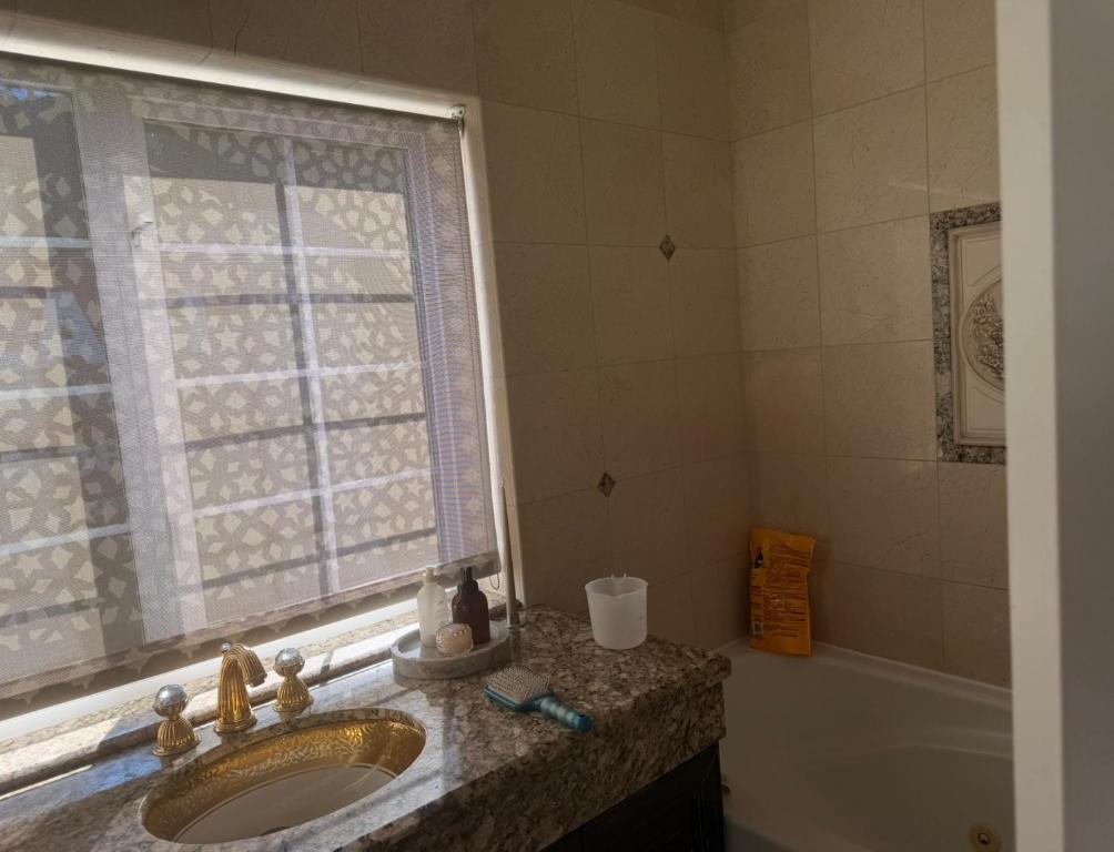 Luxury 4BR Waterfront Condo - Arch Views - 3