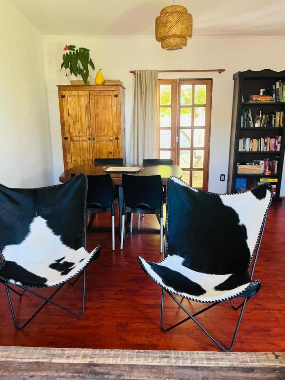 Casa, gran jardín rodeada de frutales, a minutos de sitios turísticos - 1