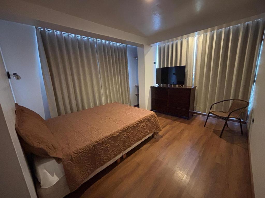 6BR - 6 Private Baths - WiFi - Near Airport - 2