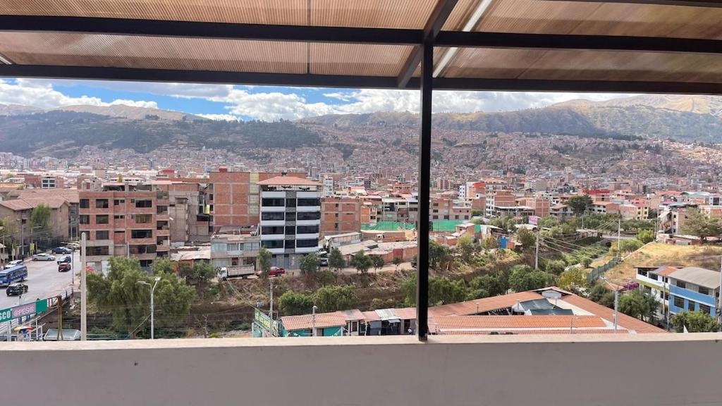 6BR - 6 Private Baths - WiFi - Near Airport - 4