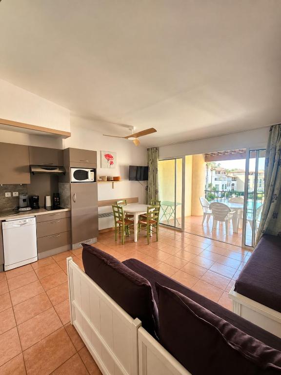Balcon sur la piscine, mer à 200 m - 2