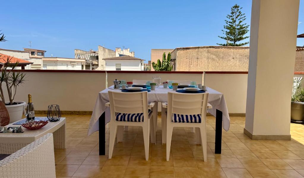 3 min Walk to Beach 3BR Apartment with Terrace AC & Parking - 3