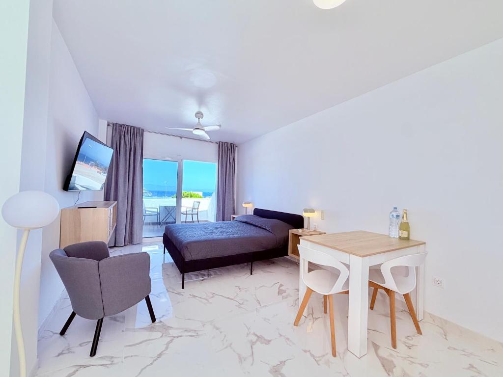 Victoria Beachfront Studio 1, Central Location Las Americas - 1