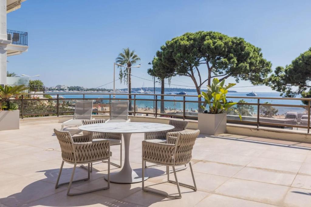 REF 1429 - Cannes Croisette - Sea view apartment for rent - 2