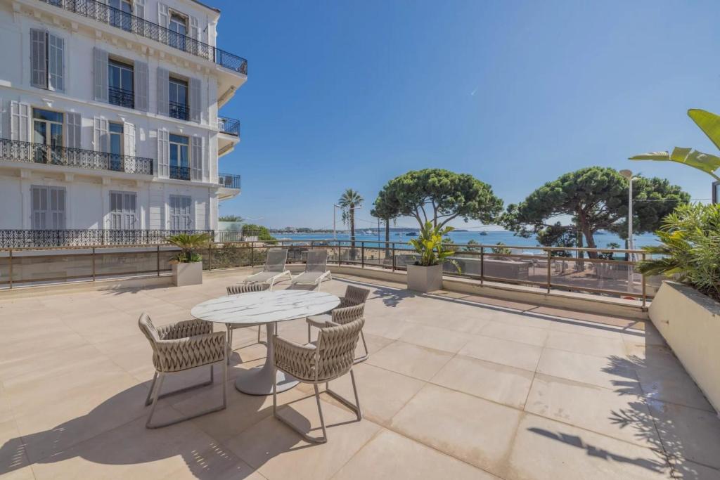 REF 1429 - Cannes Croisette - Sea view apartment for rent - 4