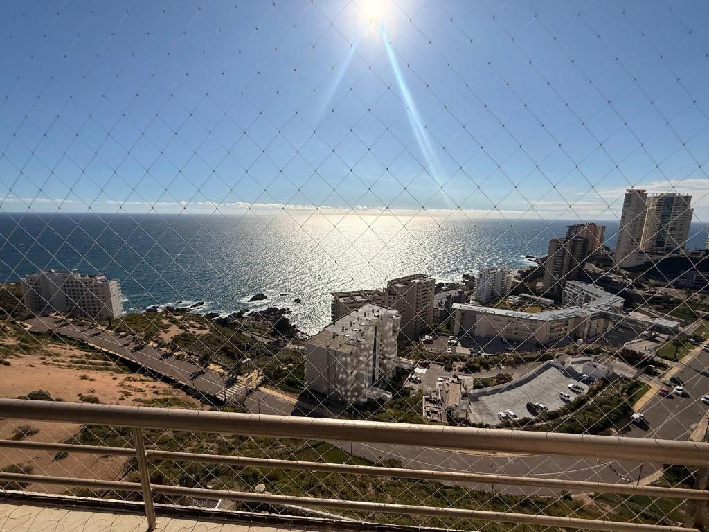 Costado de las dunas malla de seguridad y vista al mar - 2