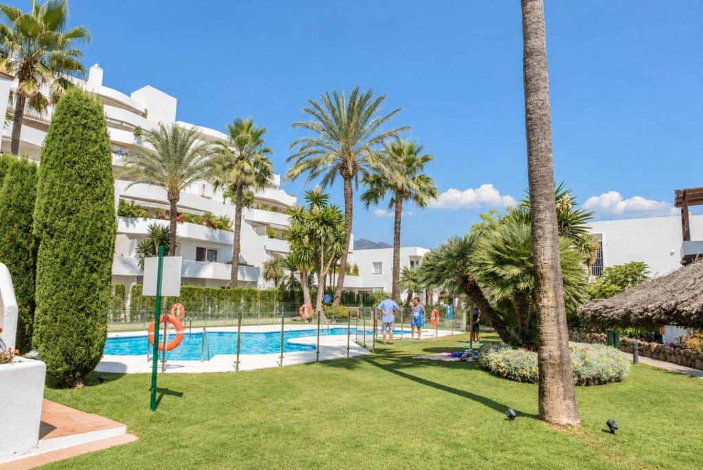 Two-Bedroom Apartment with Terrace in Nueva Andalucía - 2
