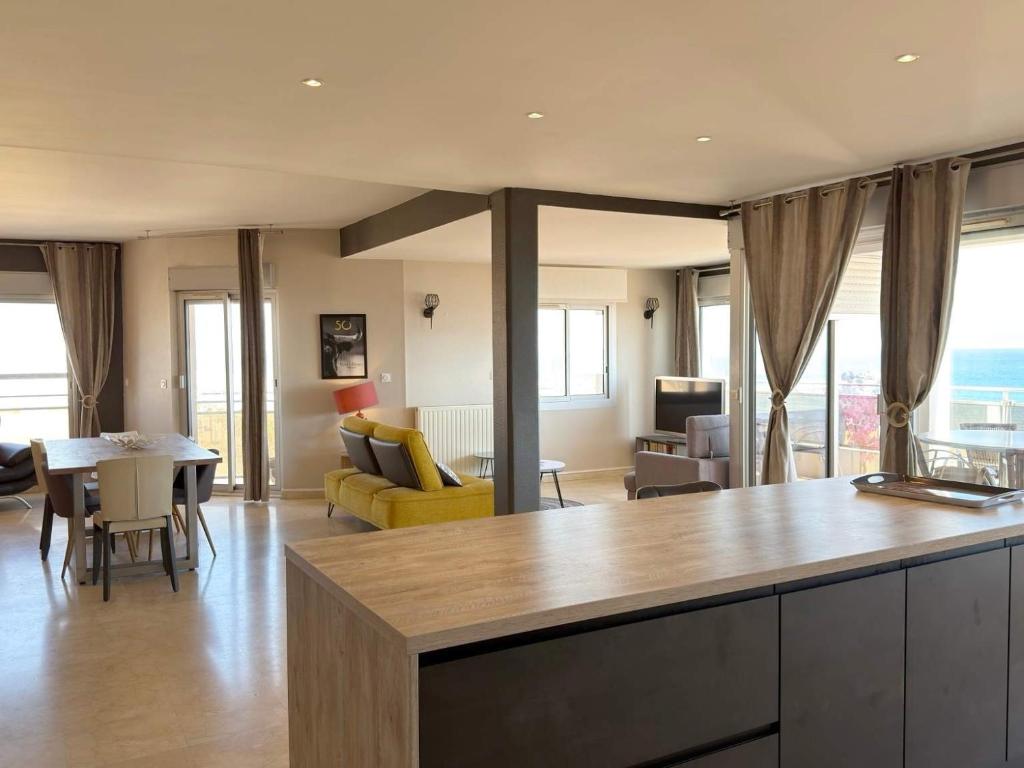 Stunning Beachfront 3 Bedroom Apartment in Valras Plage with Balcony - 3