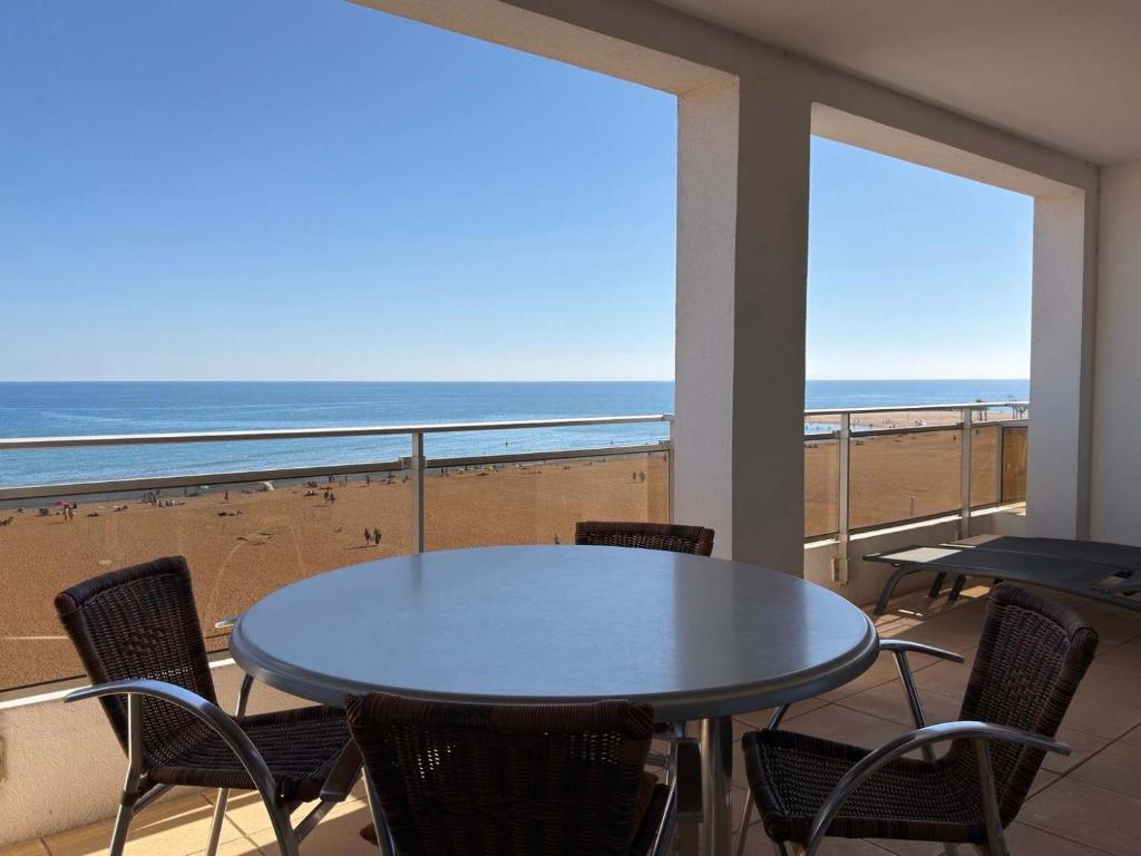 Stunning Beachfront 3 Bedroom Apartment in Valras Plage with Balcony - 1