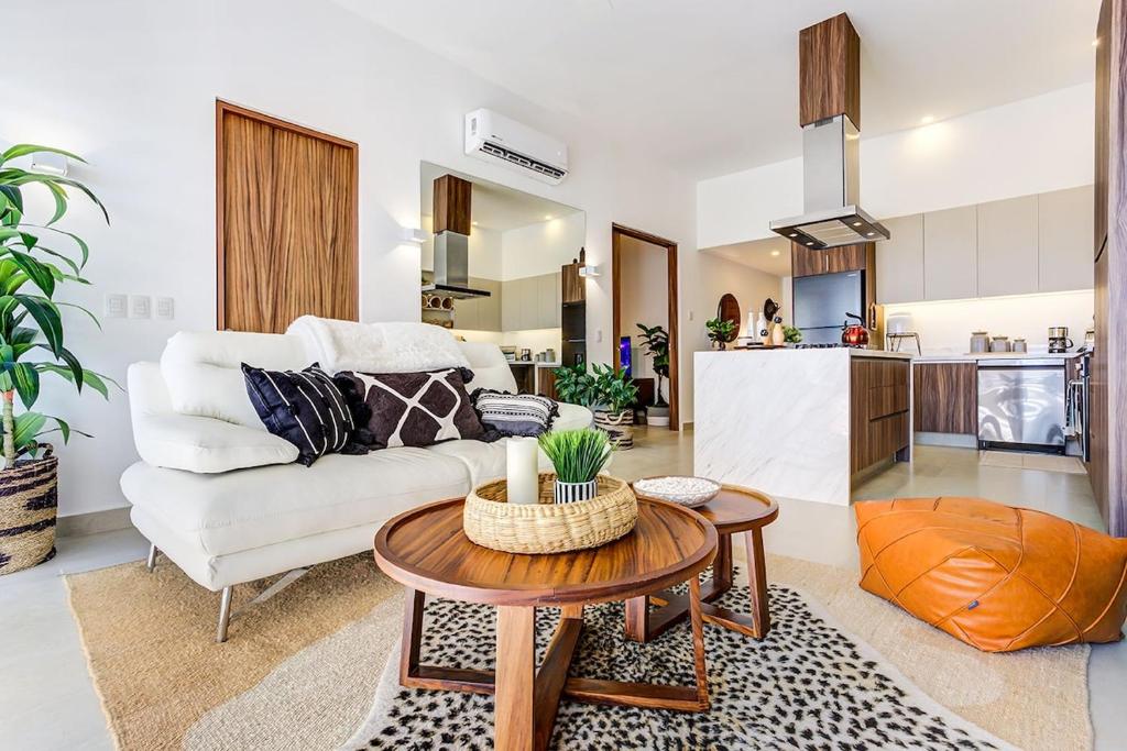 Luxe Condo w/ Rooftop Pool. Walk to Beach - 2