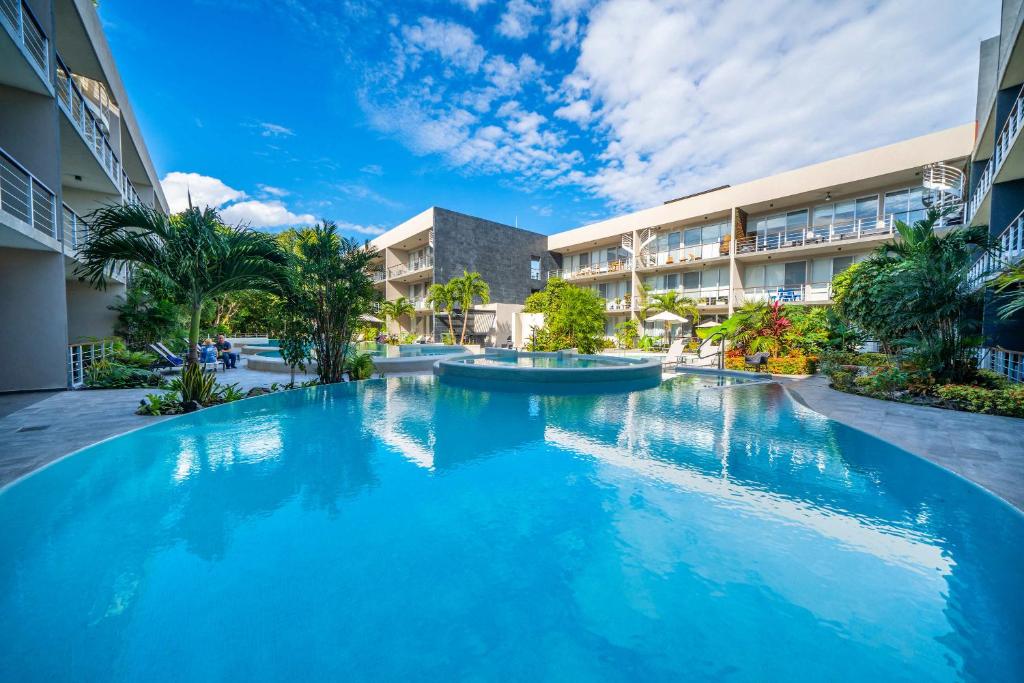 Bamoa 310 - 2BR Condo with Rooftop Pool & Gym - 4
