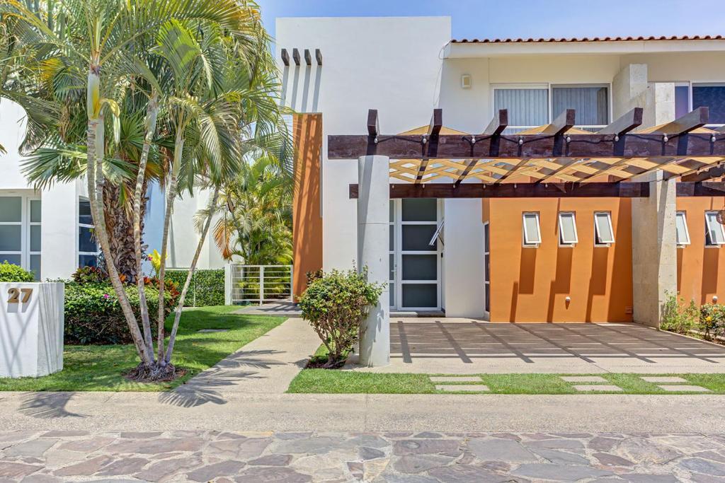 Stylish Villa. Walk to Beach, Dining & Fun - 2
