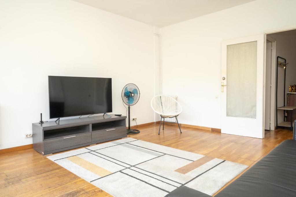 4BR Apartment & Sleeps eight & Near Park Guell - 3