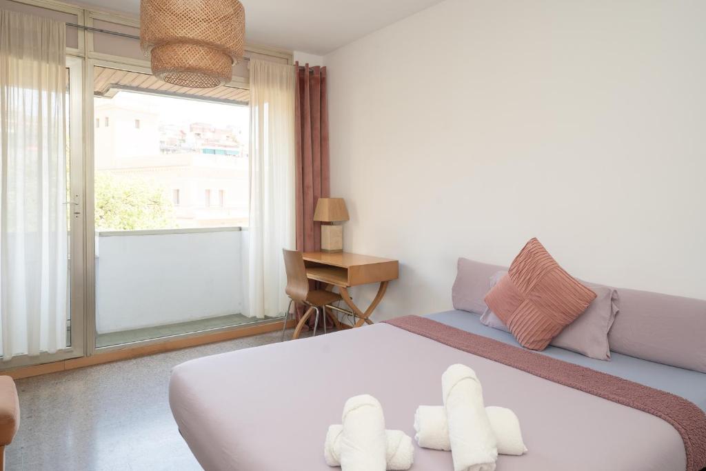 4BR Apartment & Sleeps eight & Near Park Guell - 4