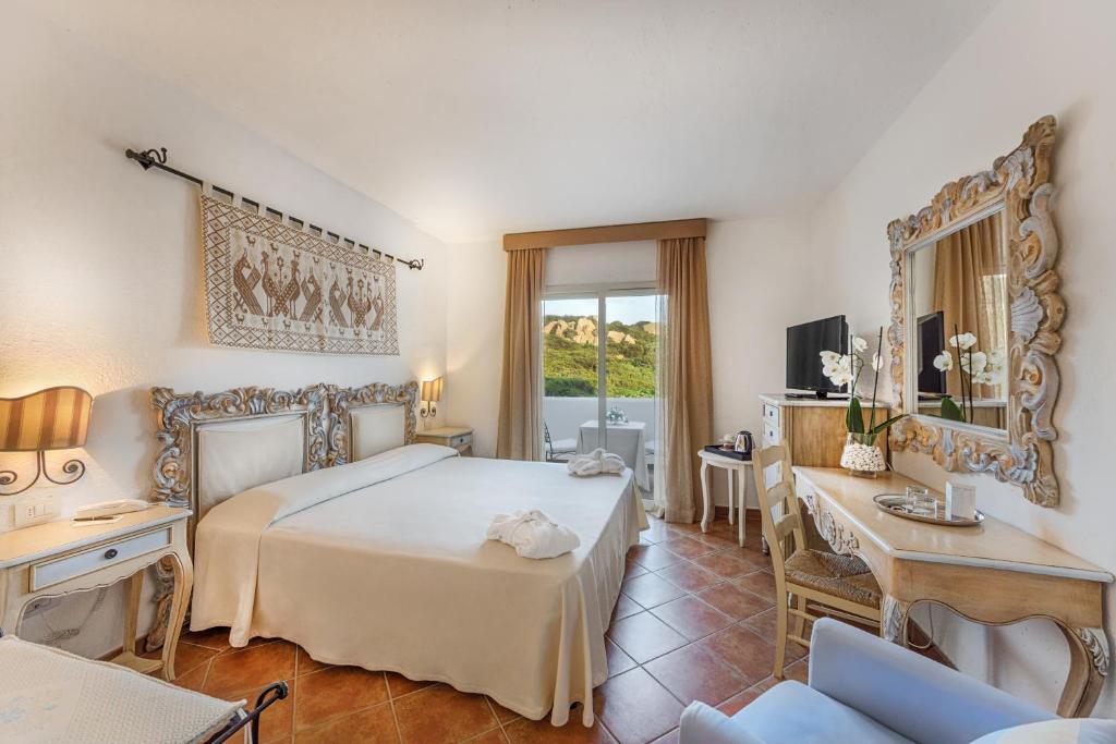 COLONNA GRAND HOTEL CAPO TESTA, a Colonna Luxury Beach Hotel, Santa Teresa Sardegna - 1