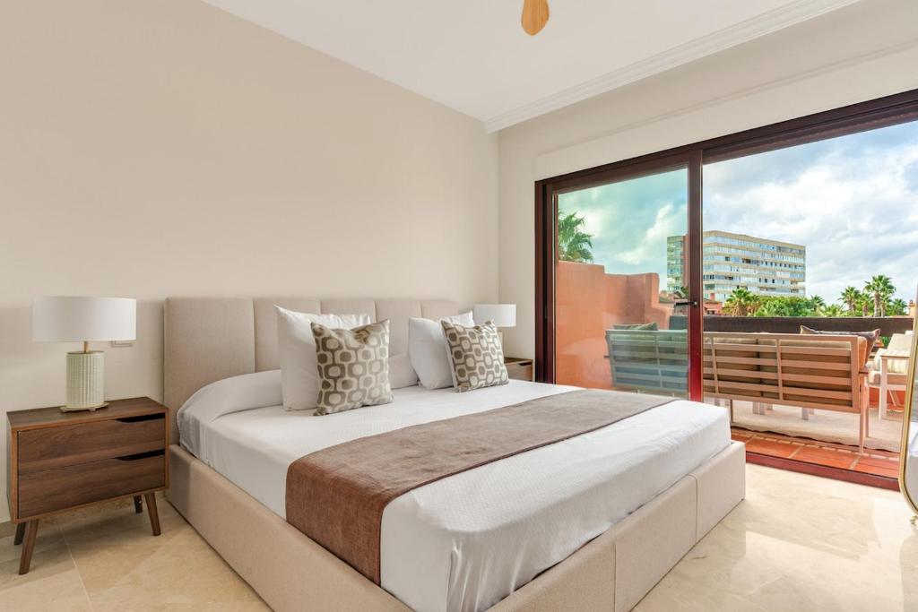 Seaside duplex with private hot tub - 4