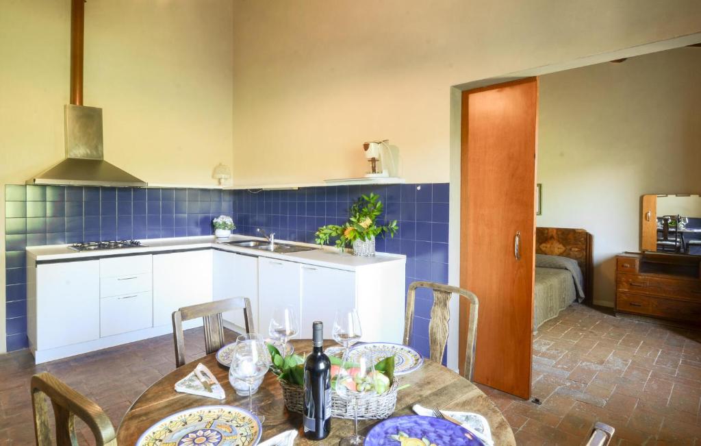 Stunning Apartment In Poggibonsi With Outdoor Swimming Pool - 4