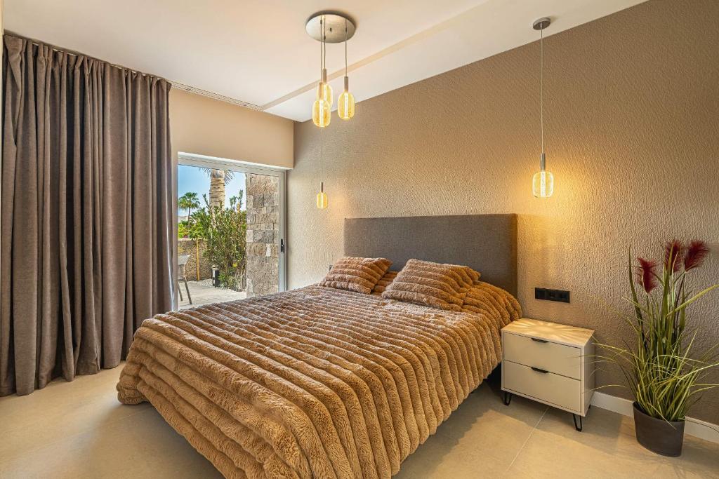 Prime location 5-bedroom villa, Playa Del Duque - 3