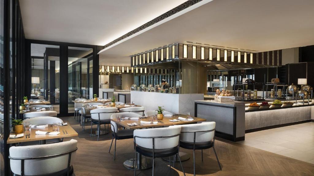 Restaurant, Crowne Plaza Bangkok Lumpini Park By IHG in Bangkok