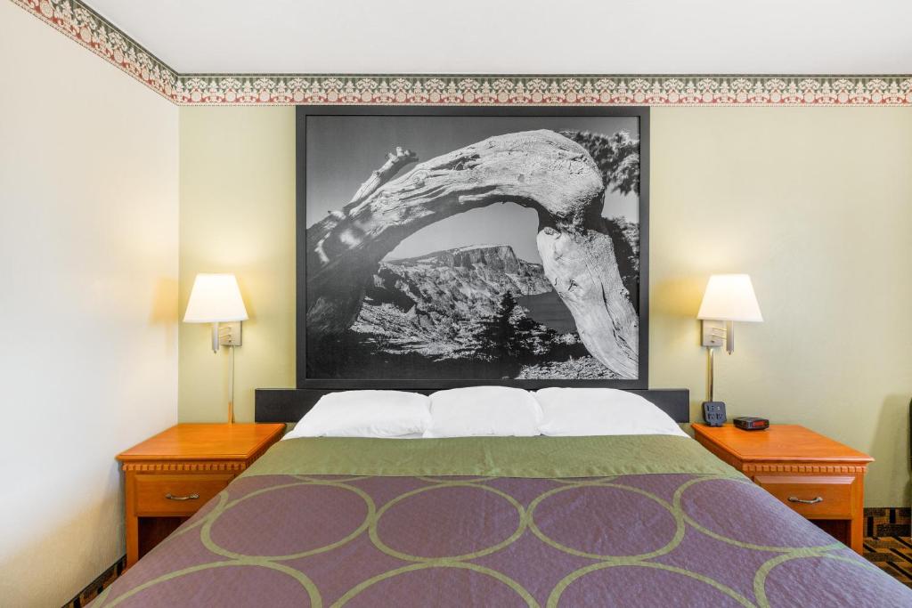 Super 8 by Wyndham Grants Pass photo