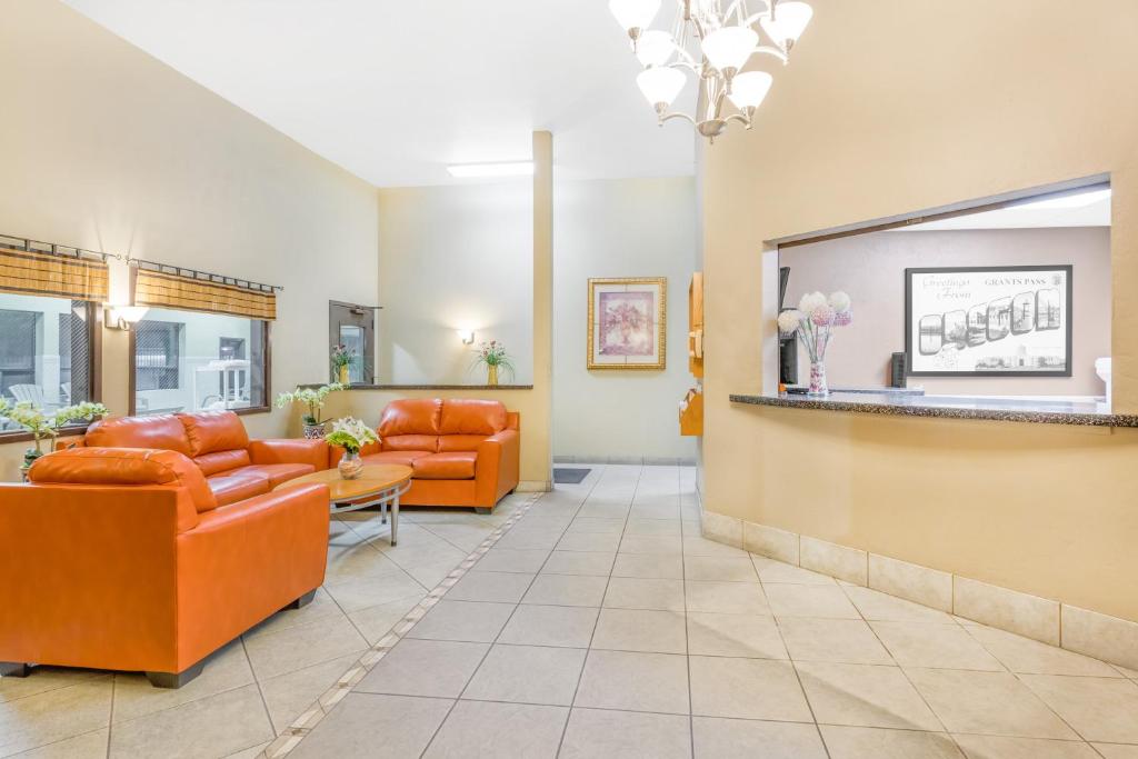 Super 8 by Wyndham Grants Pass photo