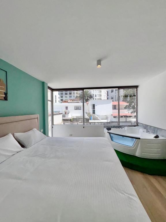 Plaza Nomad, Urban Rooms and Suites private jacuzzi Quito La Carolina - 3