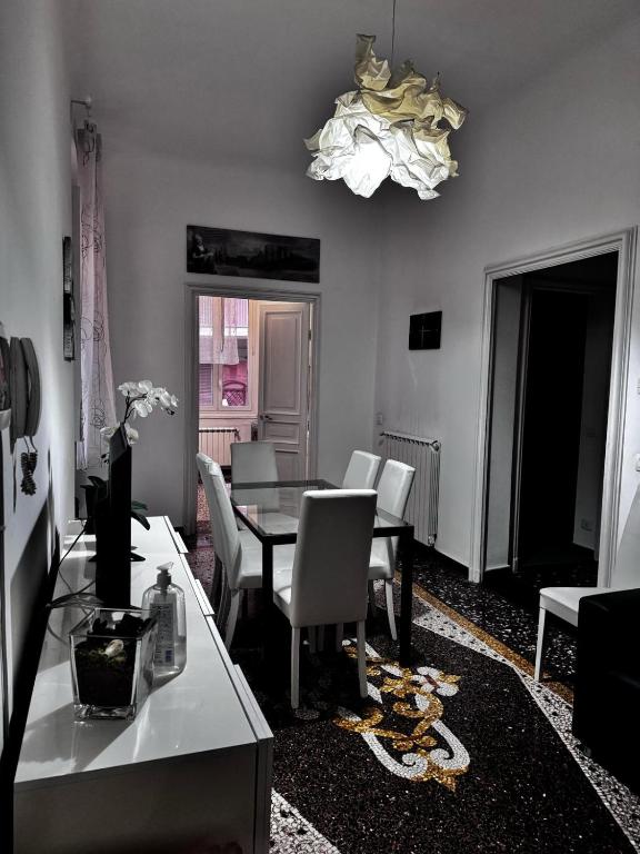 WOW HOME 3 - 175 mq - posteggio privato - davanti porto traghetti - fino a 10 posti letto - 1