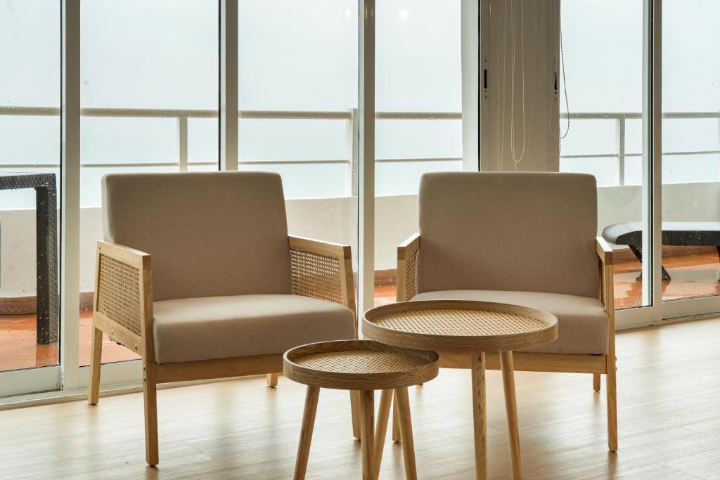 Modern & bright condo with ocean views & pool - walk to the beach - 5