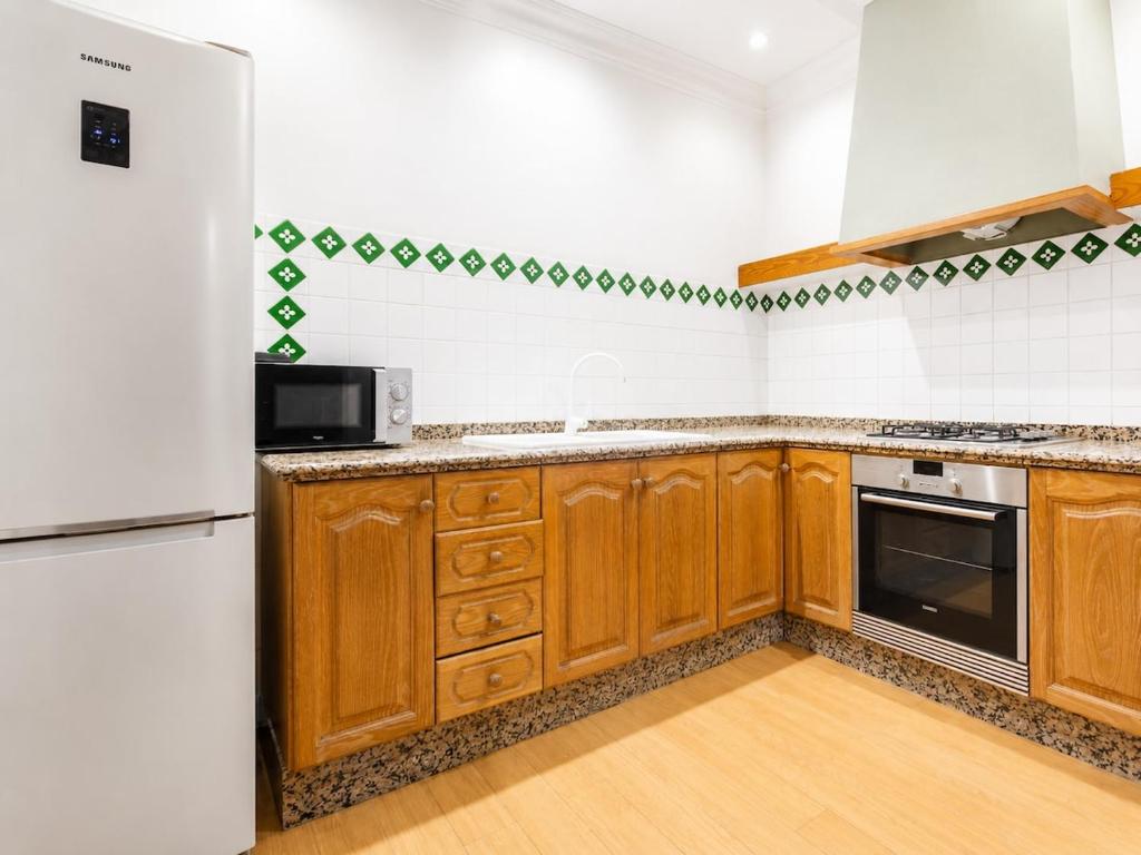 Premium 4-Bedroom Apartment on Gran Vía de Fernando el Católico - 5