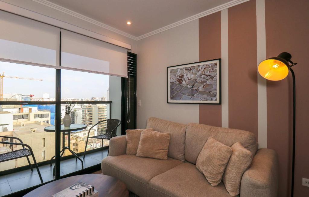 Deluxe 3BR with Balcony in Prime Miraflores - 1