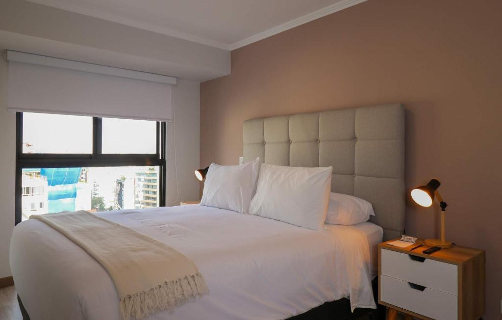 Deluxe 3BR with Balcony in Prime Miraflores - 2