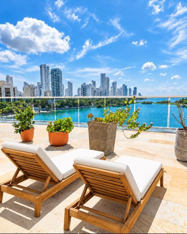 Ocean-View Apartment Balcony & 3 King Beds - 4