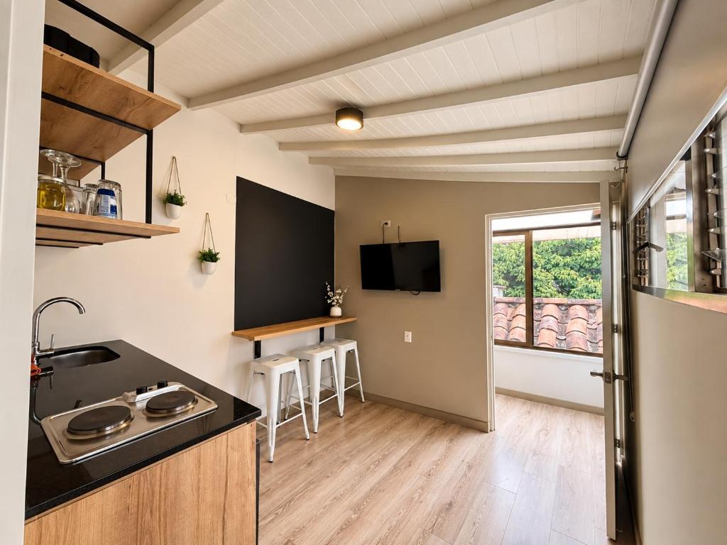 Hospedaje cerca a Provenza en el Poblado - MAN301 By Roots Rentals - 4