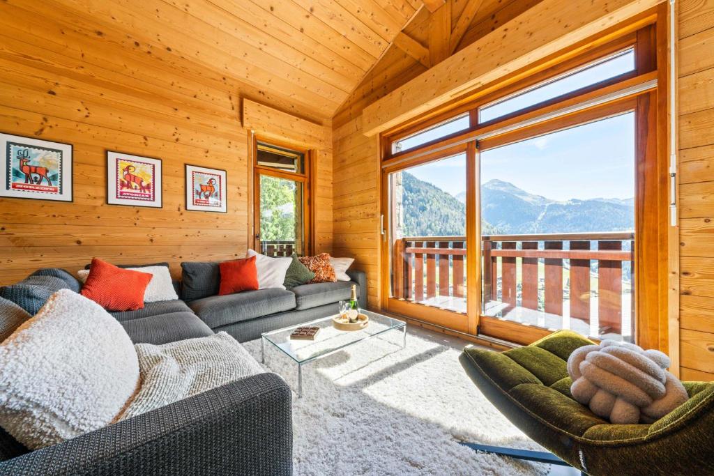 Mountain Views Balcony Stylish 3 Bed Apartment - 1