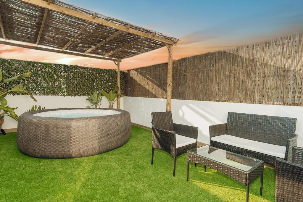 Private Terrace & Jacuzzi & Sleeps Six - 1
