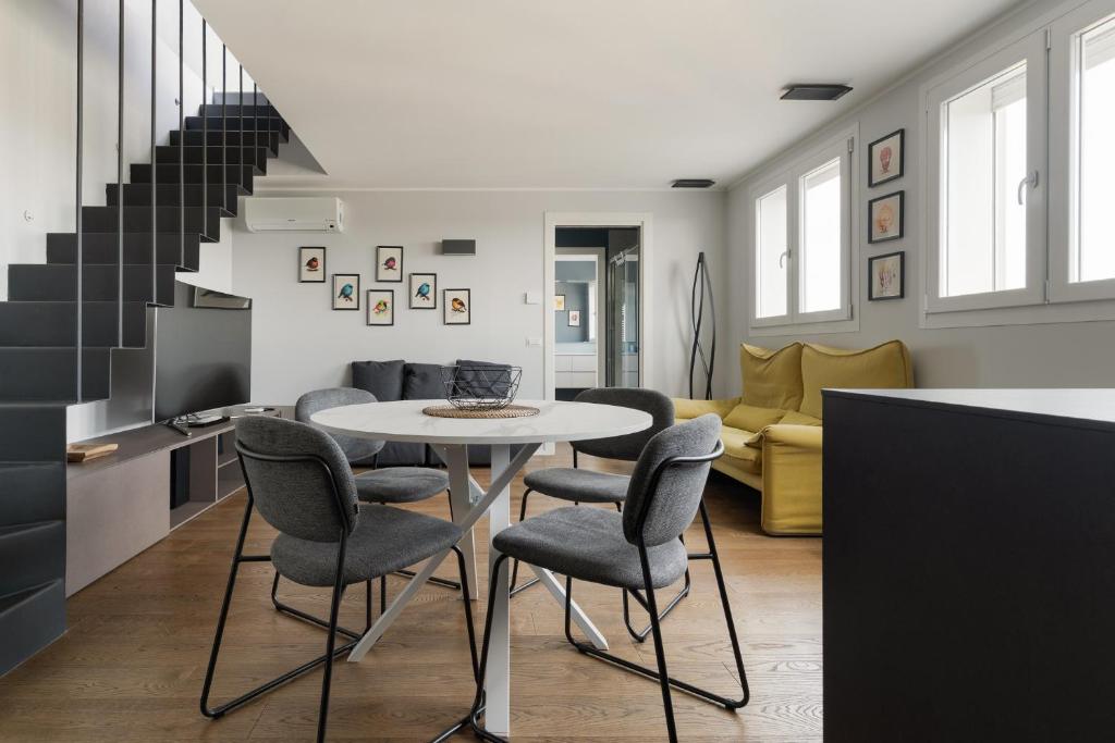GuestHost - Milano Skyview Attic - 1