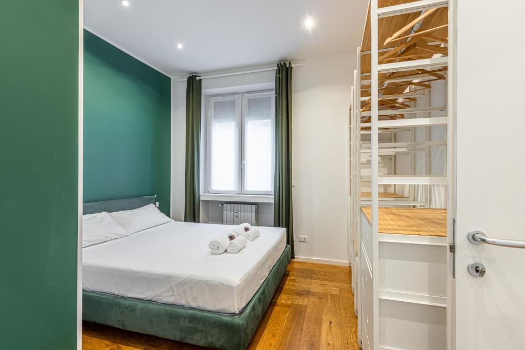 Magenta 32 - Milanese Elegance & Charm - 2